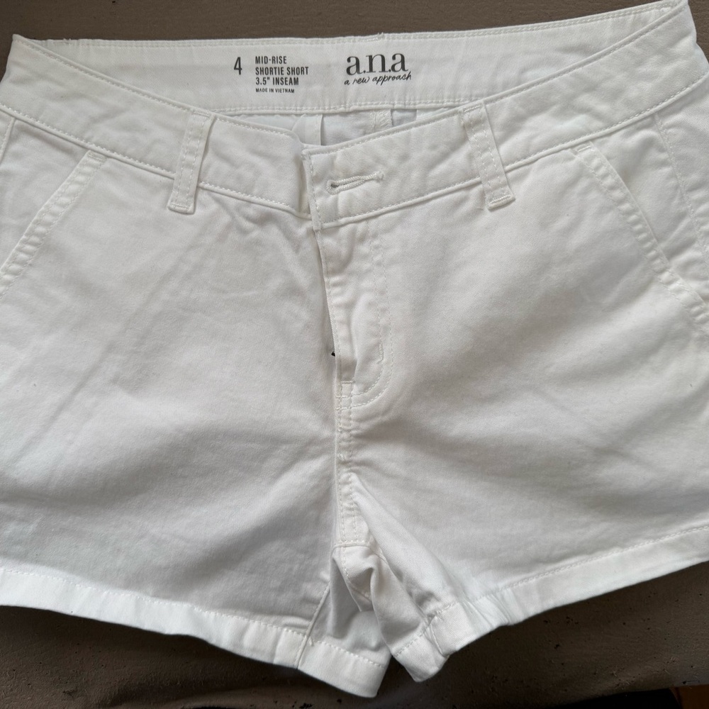 a.n.a Women's Mid Rise White Shorts